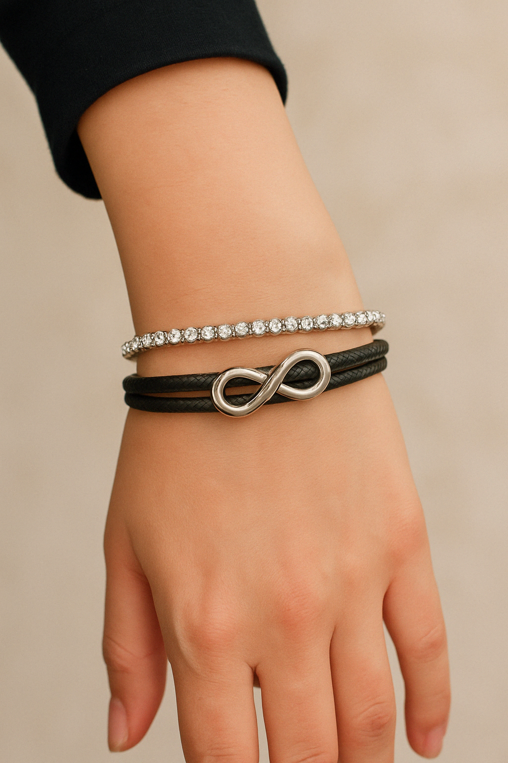 Pulseira feminina com símbolo infinito e zircónias